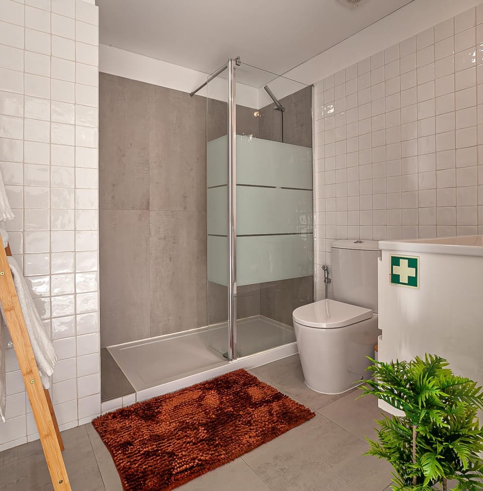 Shower, Toilet, Bathroom, towels