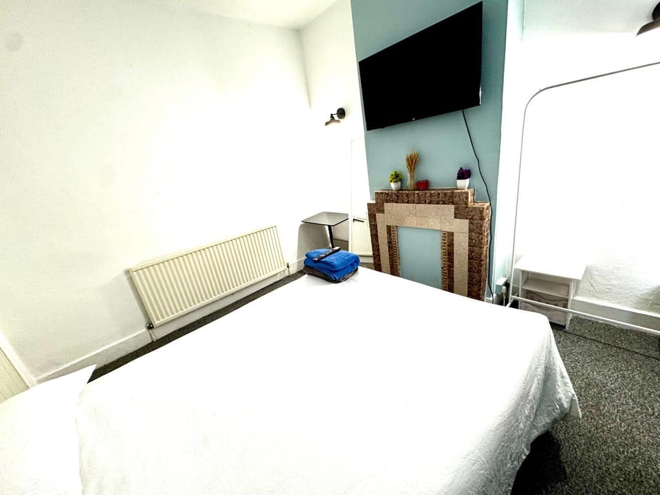 Bed, TV and multimedia, Photo of the whole room