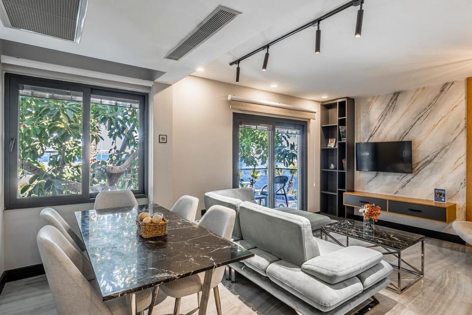 TV and multimedia, Living room, Seating area, Dining area