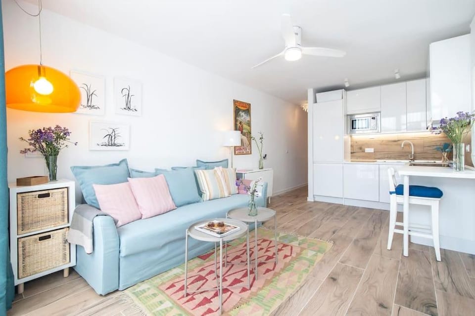 Kitchen or kitchenette, Living room, Seating area, Dining area, oven