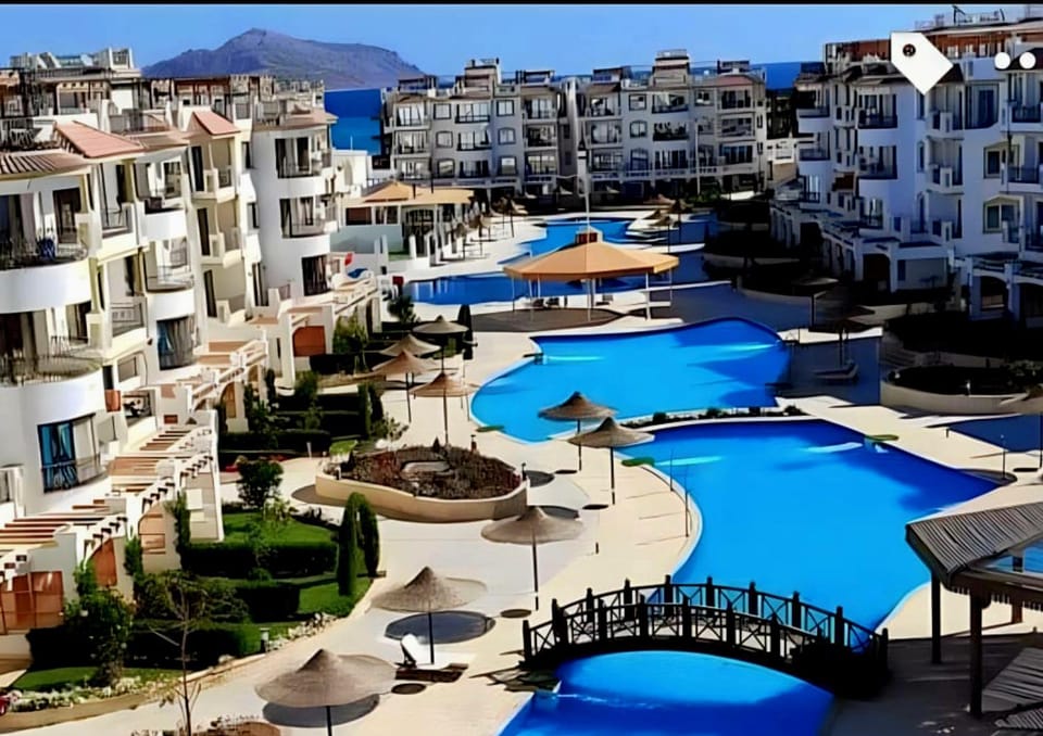 Property building, Natural landscape, Pool view, Sea view, Swimming pool, Location, sunbed