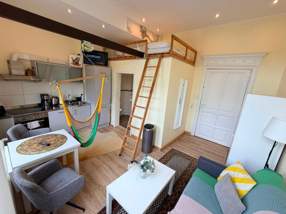 Bed, TV and multimedia, Kitchen or kitchenette, Living room, Seating area, Dining area, bunk bed, stove, wardrobe