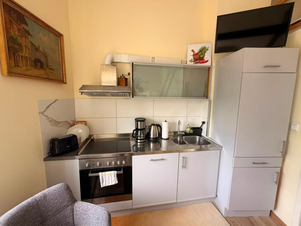 TV and multimedia, Coffee/tea facilities, Kitchen or kitchenette, dishwasher, oven, stove, toaster, kitchen