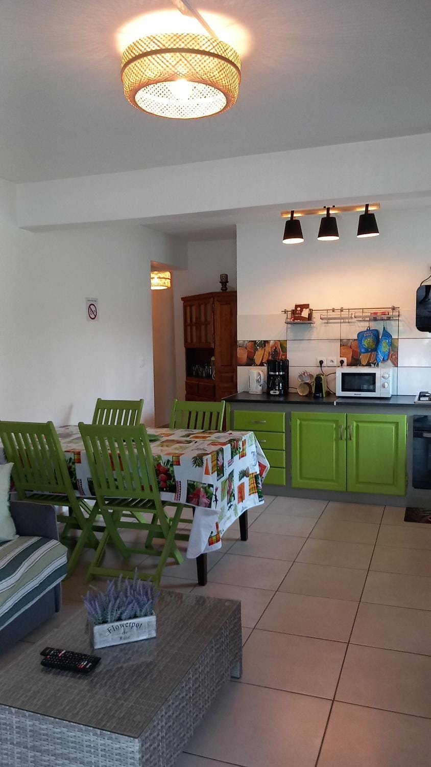 Kitchen or kitchenette, Living room, minibar