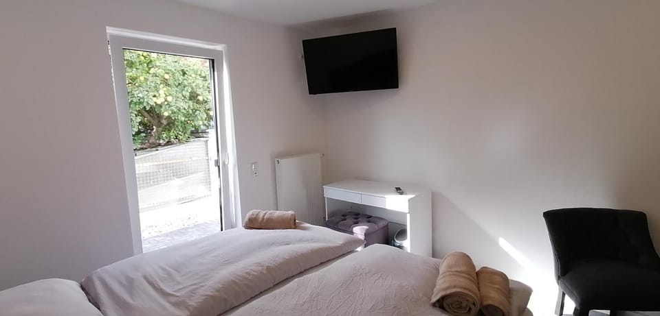 Bed, TV and multimedia, Photo of the whole room, Bedroom