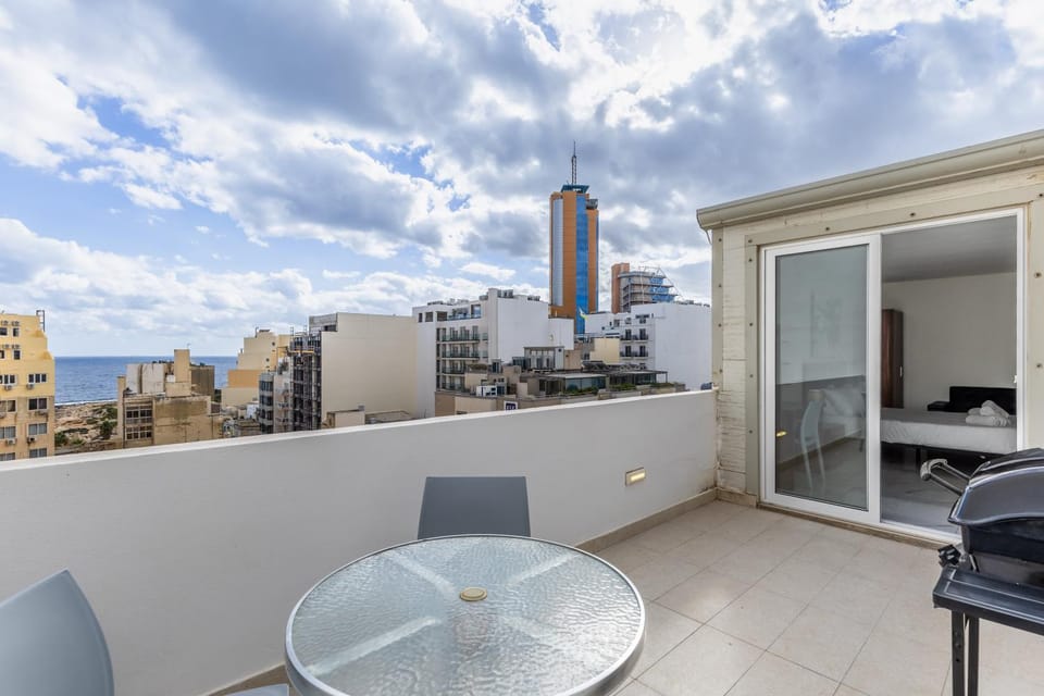 Studio Penthouse with kitchenette and side seaview at the new Olo living Bed and Breakfast in Saint Julians