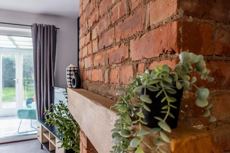 Comfortable & Spacious 3-Bedroom With Parking House in England