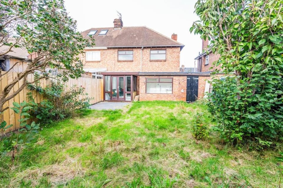 Comfortable & Spacious 3-Bedroom With Parking House in England