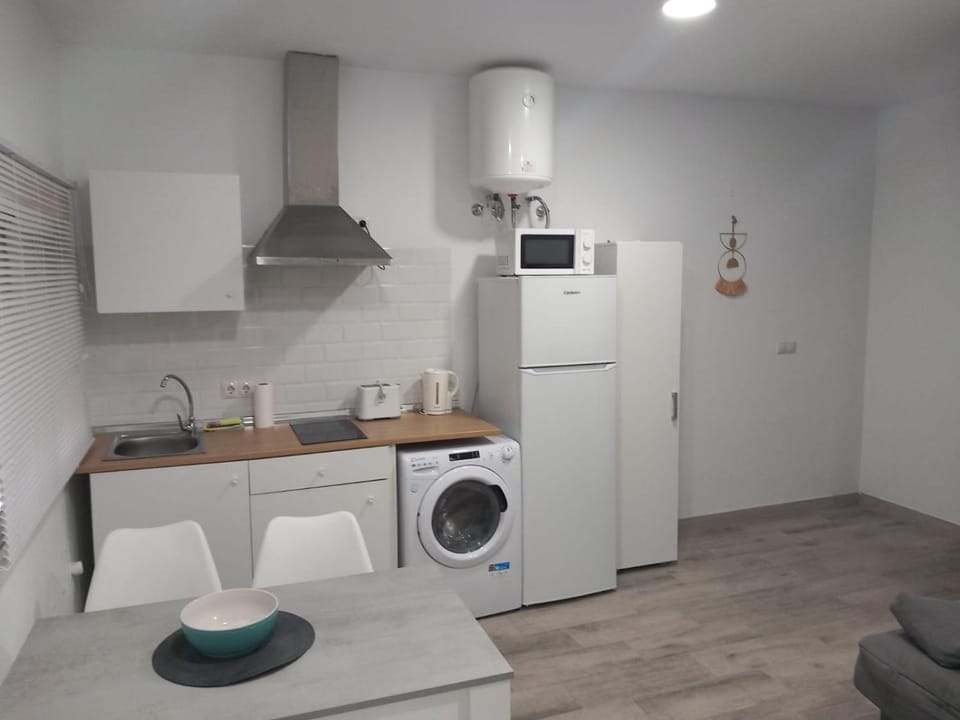 Coffee/tea facilities, Kitchen or kitchenette, microwave, stove, toaster, washing machine