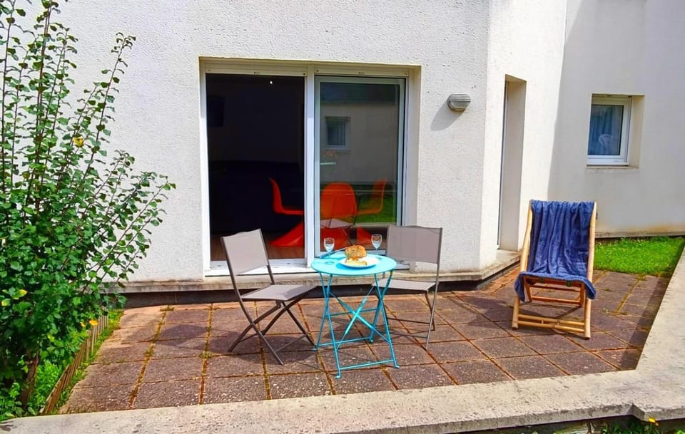 Property building, Patio, Patio, Garden, sunbed
