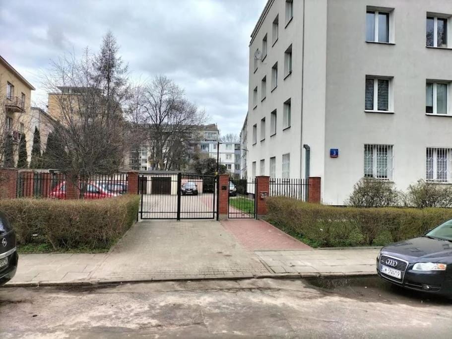 Property building, Day, Neighbourhood, Street view, Location