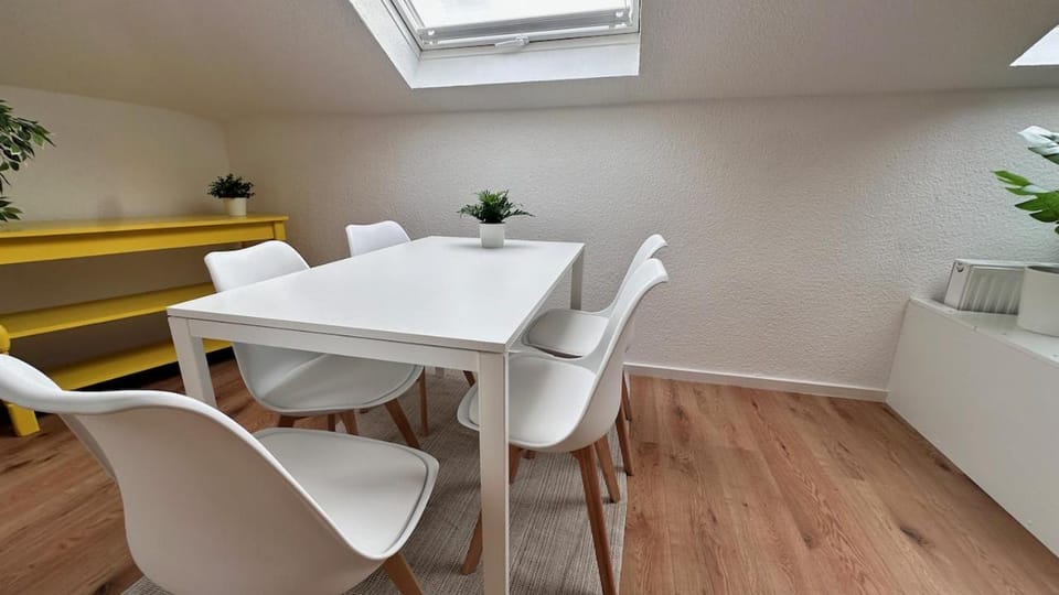 Seating area, Dining area