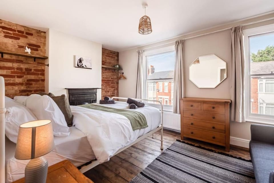 Bed, Photo of the whole room, Bedroom