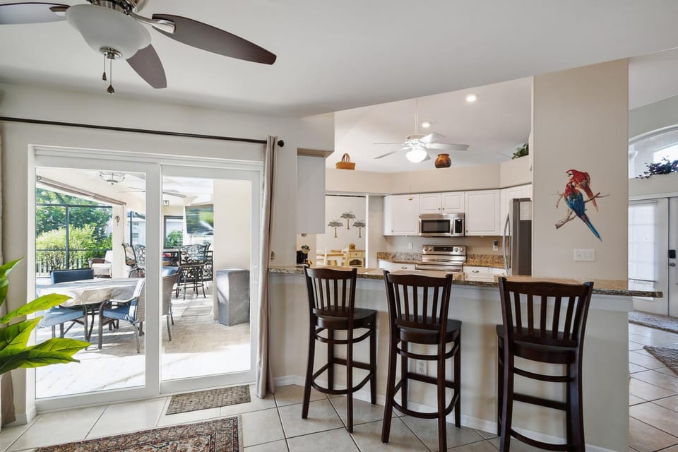 Kitchen or kitchenette, Living room, Seating area, Dining area, fireplace, minibar, pet friendly, stove