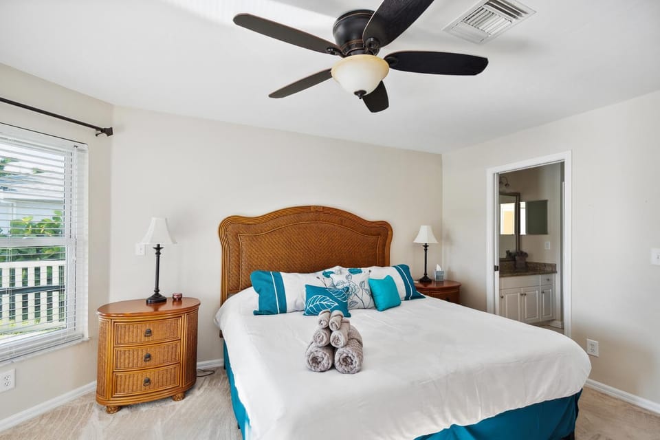 Bed, Photo of the whole room, Bedroom, fireplace