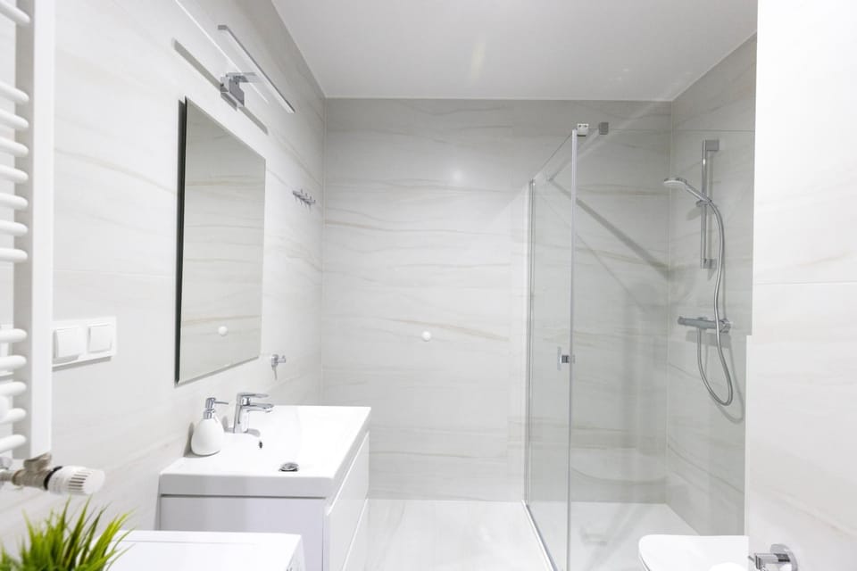 Shower, Toilet, Bathroom, towels