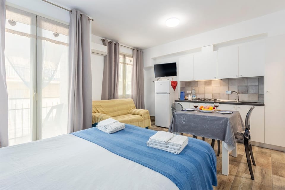 Property building, Kitchen or kitchenette, Living room