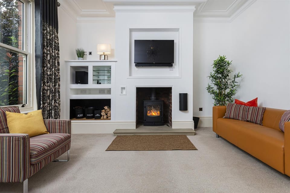 Thrushley Cottage - sleeps 7 - with roof terrace House in Dewsbury