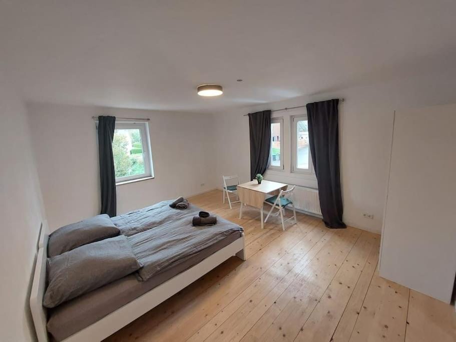 Bed, Photo of the whole room, Seating area