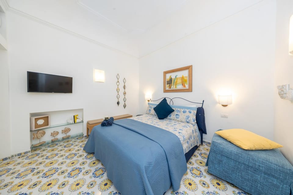 Bed, TV and multimedia, Bedroom