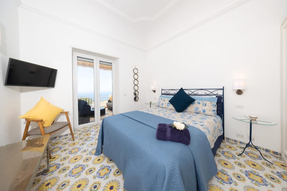 Bed, TV and multimedia, Photo of the whole room, Bedroom, towels