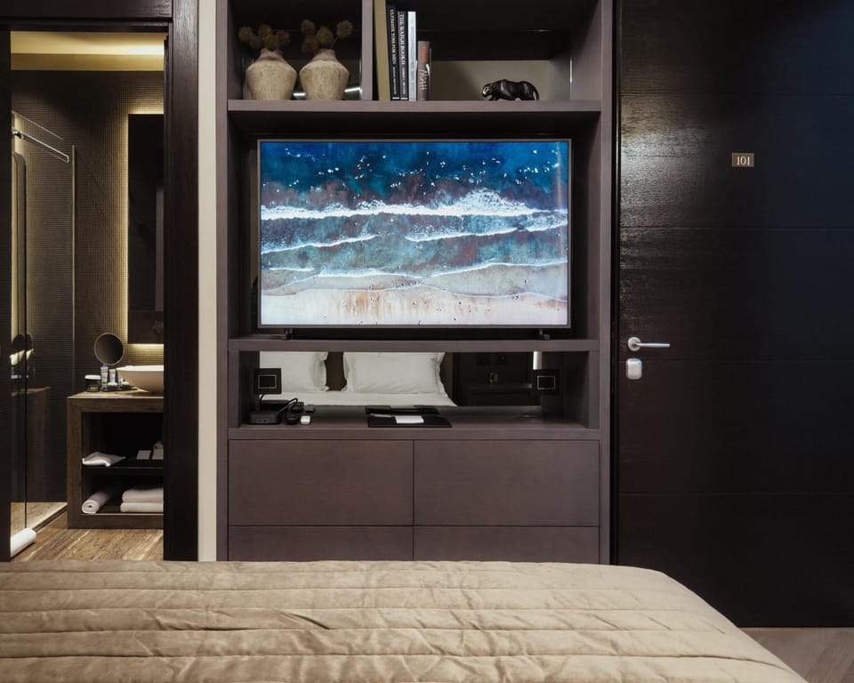 Bed, TV and multimedia, Photo of the whole room, Bedroom