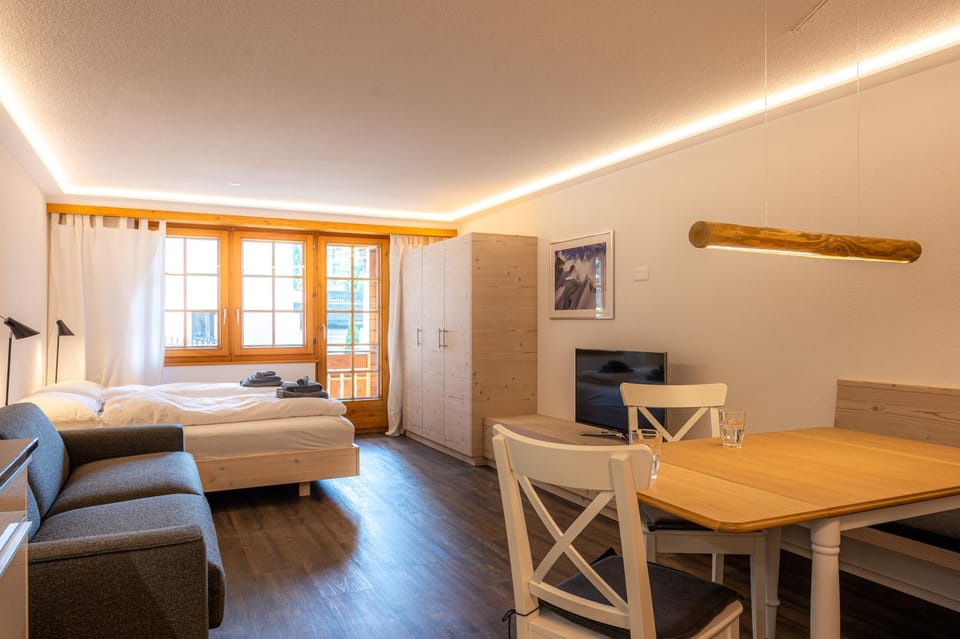 Bed, Living room, Seating area, Dining area
