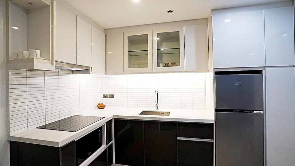 Kitchen or kitchenette, dishwasher, stove