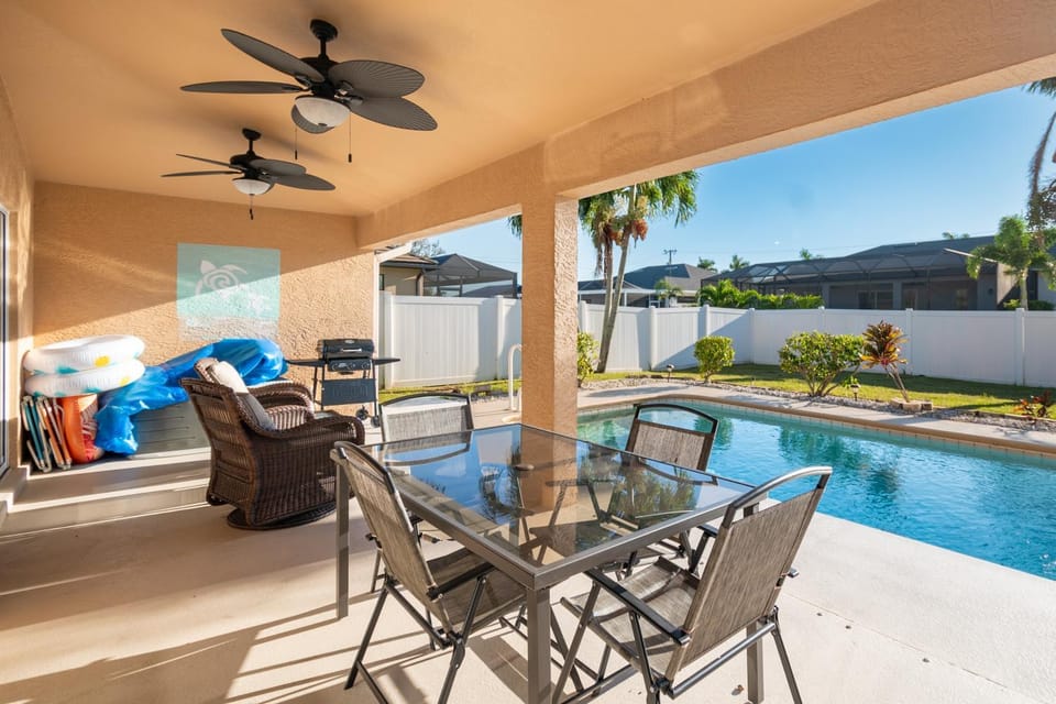 Patio, Day, Natural landscape, BBQ facilities, View (from property/room), Balcony/Terrace, Living room, Seating area, Dining area, Mountain view, Pool view, Swimming pool, fireplace, sunbed