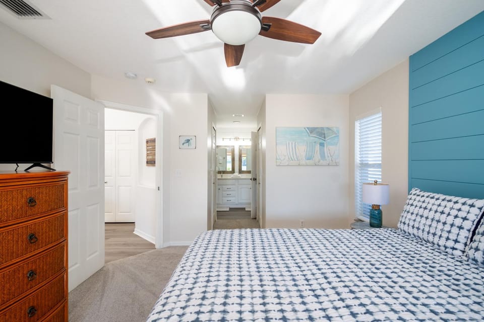 Bed, TV and multimedia, Photo of the whole room, Bedroom, fireplace