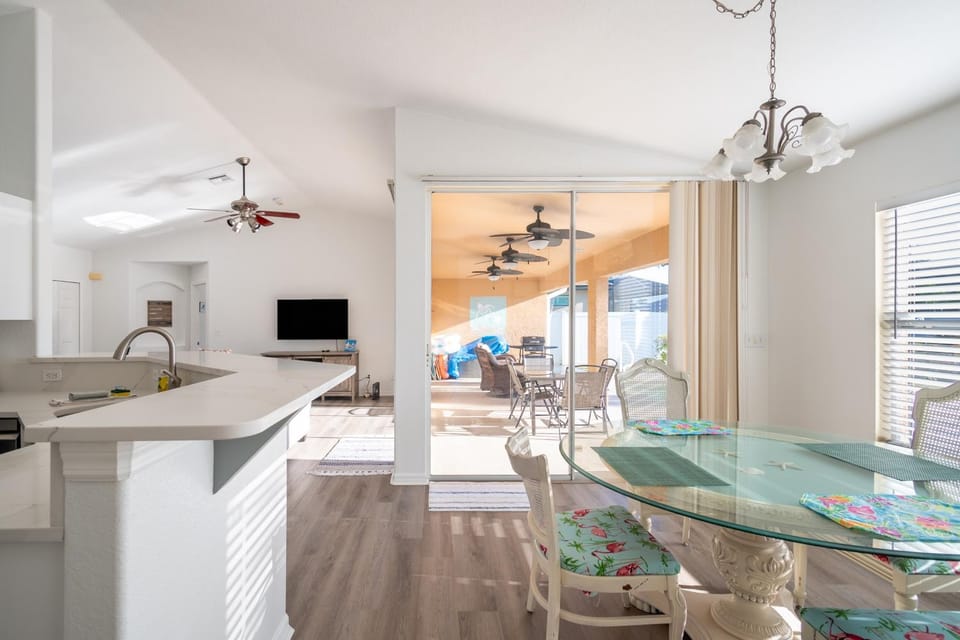 TV and multimedia, Kitchen or kitchenette, Dining area, fireplace