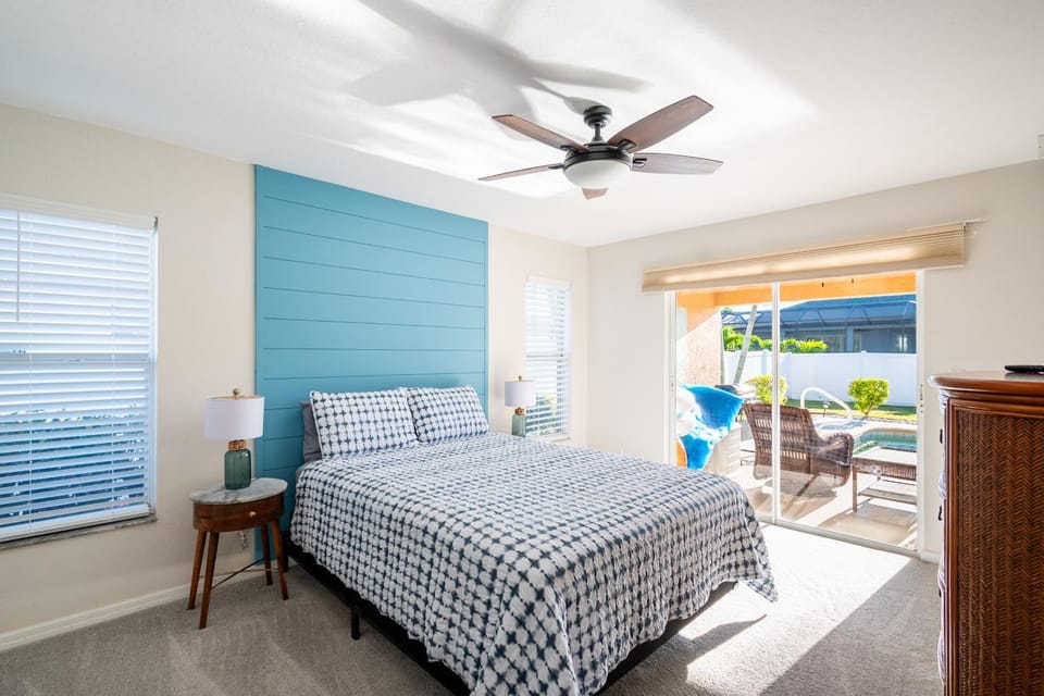 Bed, Photo of the whole room, Bedroom, fireplace