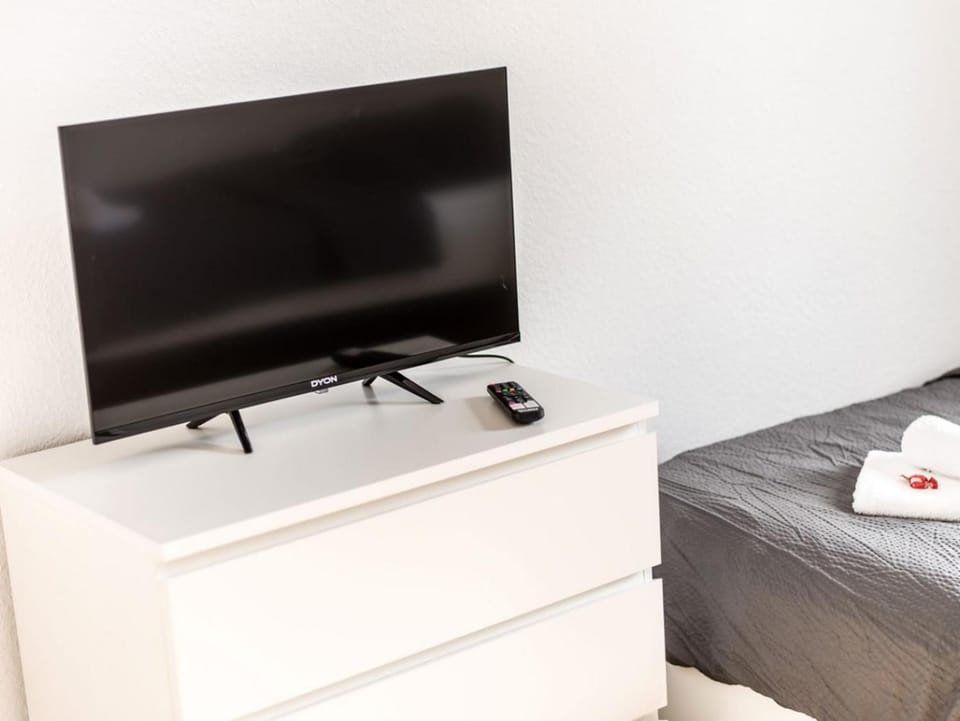 Bed, TV and multimedia, Photo of the whole room, Evening entertainment, Bedroom, towels