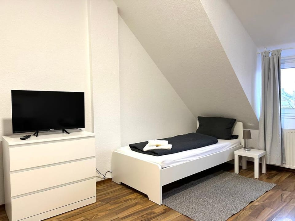 Bed, TV and multimedia, Photo of the whole room, Evening entertainment, Bedroom, towels