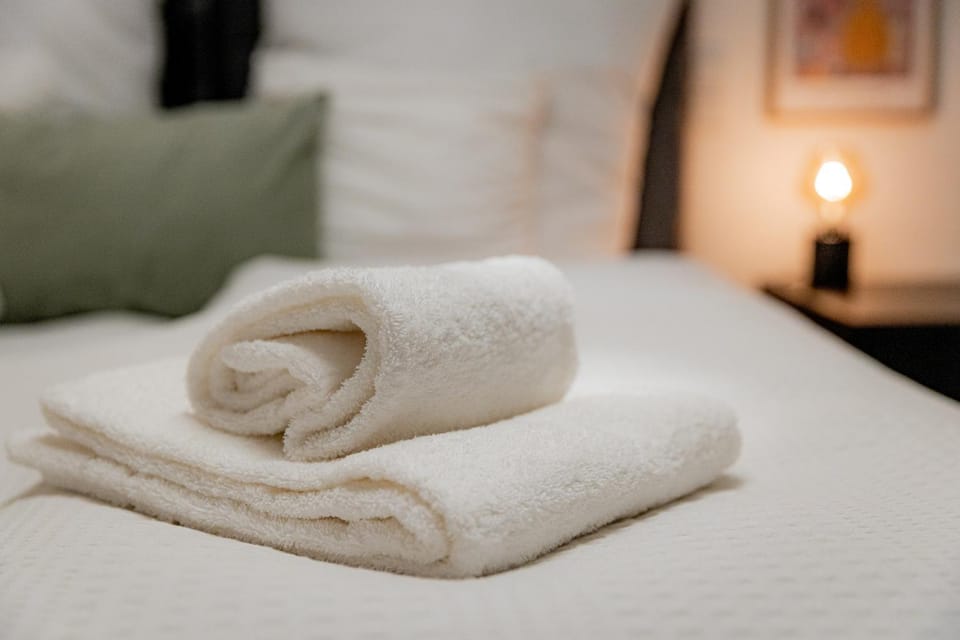 Bed, Bedroom, towels