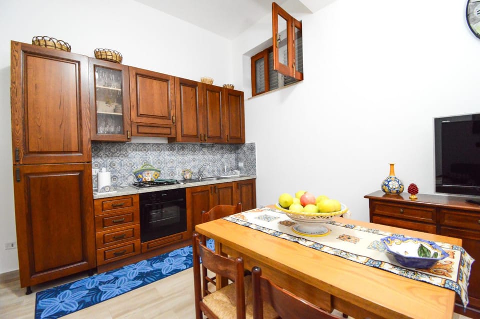 TV and multimedia, Kitchen or kitchenette, Dining area, pet friendly, stove