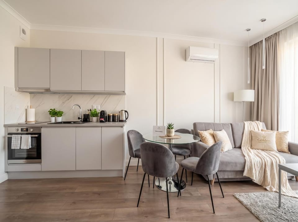 Coffee/tea facilities, Kitchen or kitchenette, Living room, Seating area, Dining area, minibar, oven, pet friendly, stove