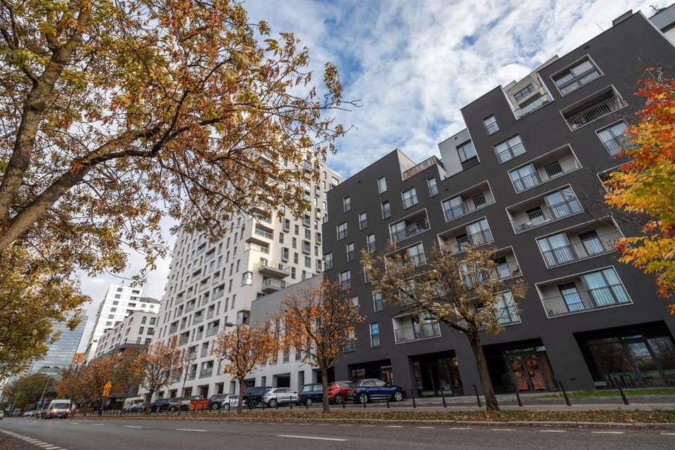 Property building, Day, Neighbourhood, City view, Street view, Location, Parking