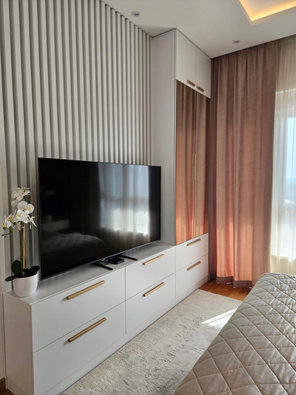 Bed, TV and multimedia, Photo of the whole room, Evening entertainment, Bedroom