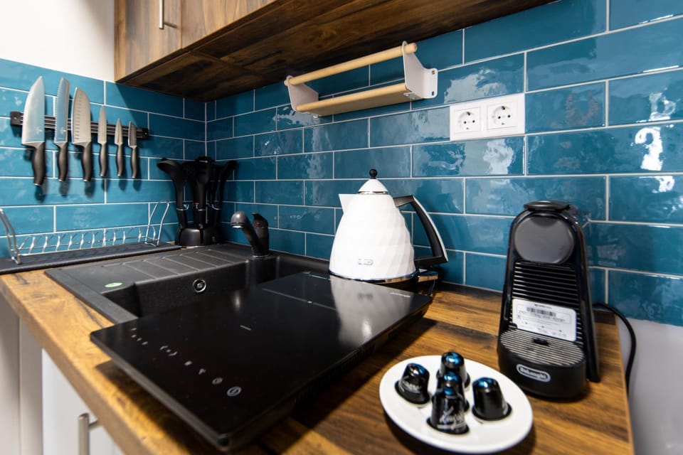 Coffee/tea facilities, Kitchen or kitchenette, stove
