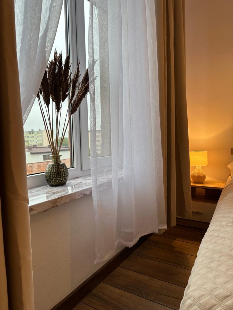Photo of the whole room, City view