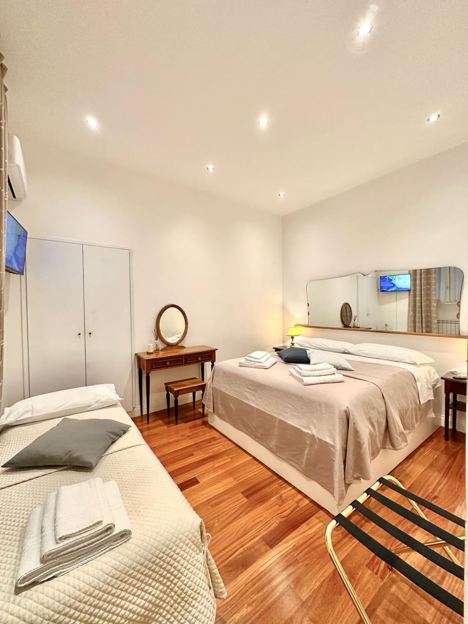 Bed, TV and multimedia, Photo of the whole room, Bedroom, towels, wardrobe