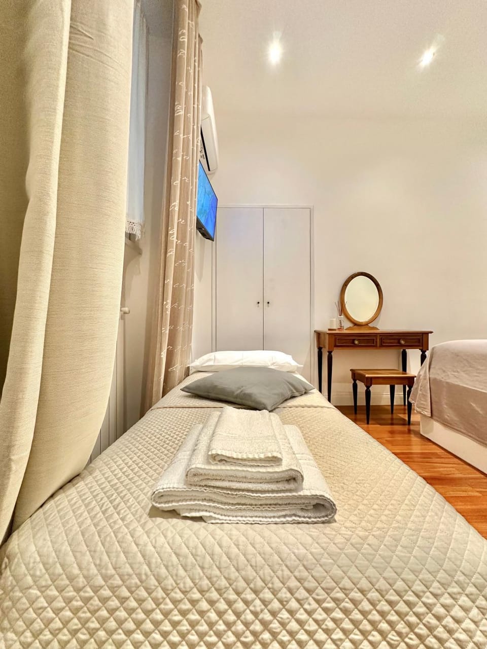 Bed, Photo of the whole room, Bedroom, towels