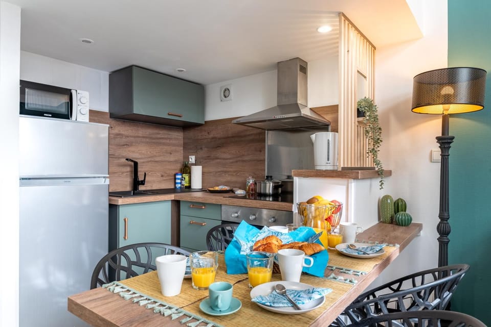 Dining area, kitchen