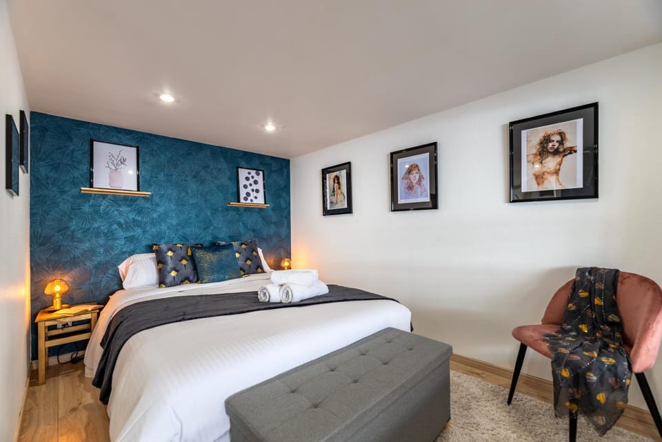 Bed, Photo of the whole room, Bedroom