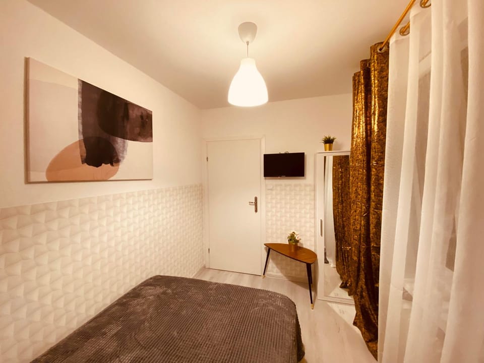 Bed, TV and multimedia, Photo of the whole room, Bedroom