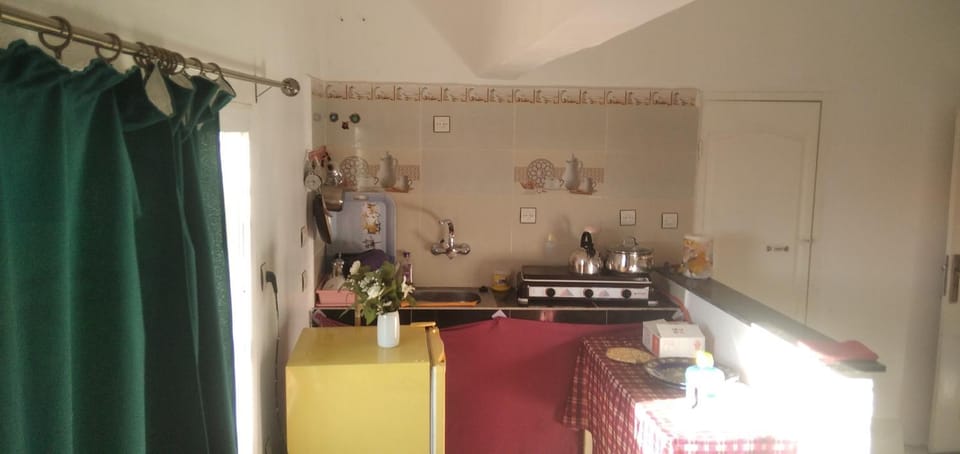 Bed, Coffee/tea facilities, Kitchen or kitchenette, Food and drinks, Photo of the whole room, Dining area, Bedroom, Drinks, minibar