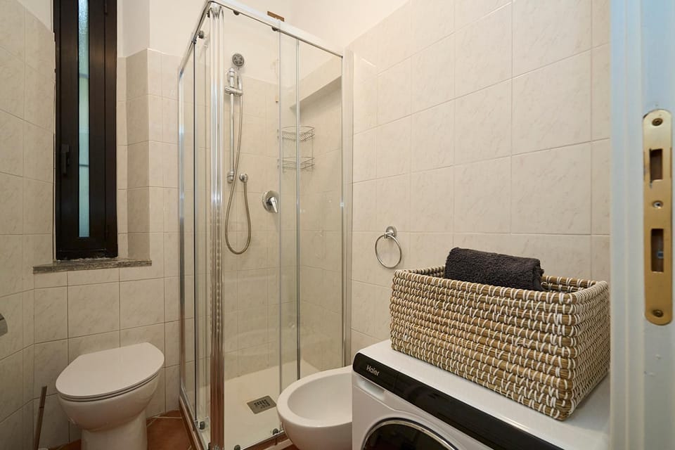 Shower, Toilet, Bathroom, towels, washing machine