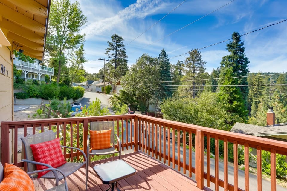 Crestline Cabin Close to Lake Arrowhead and Skiing Cabin in Crestline