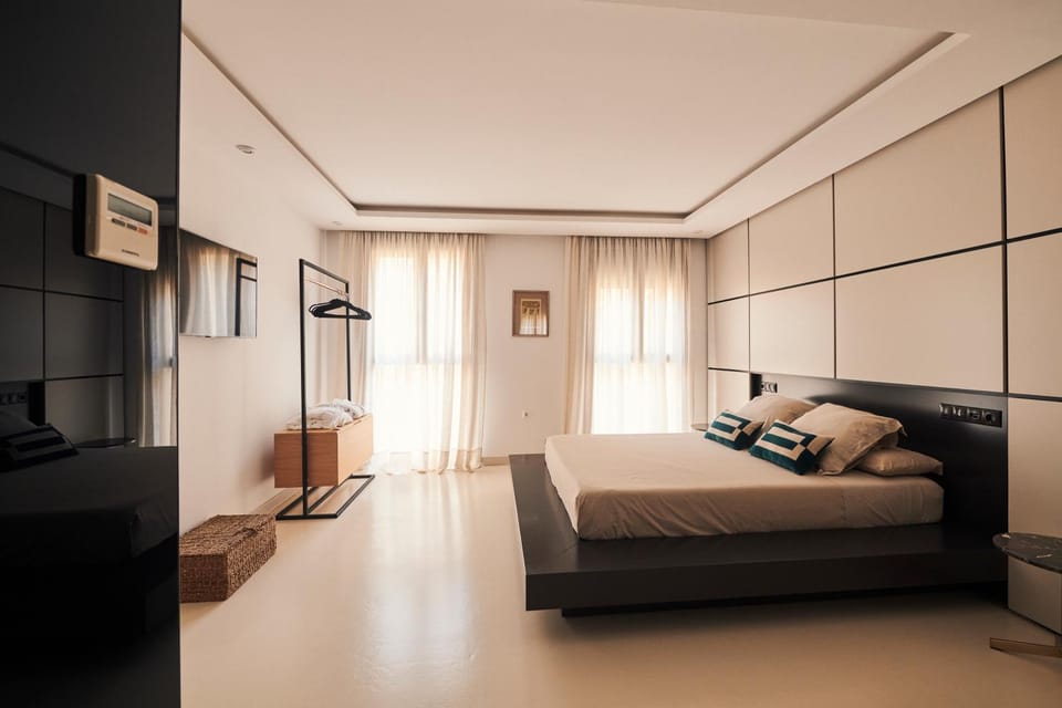 Bed, Living room, Photo of the whole room, Bedroom
